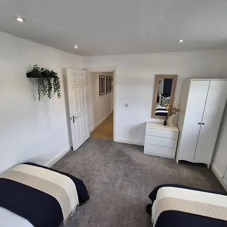 Spacious - Parking & Wifi Apartment